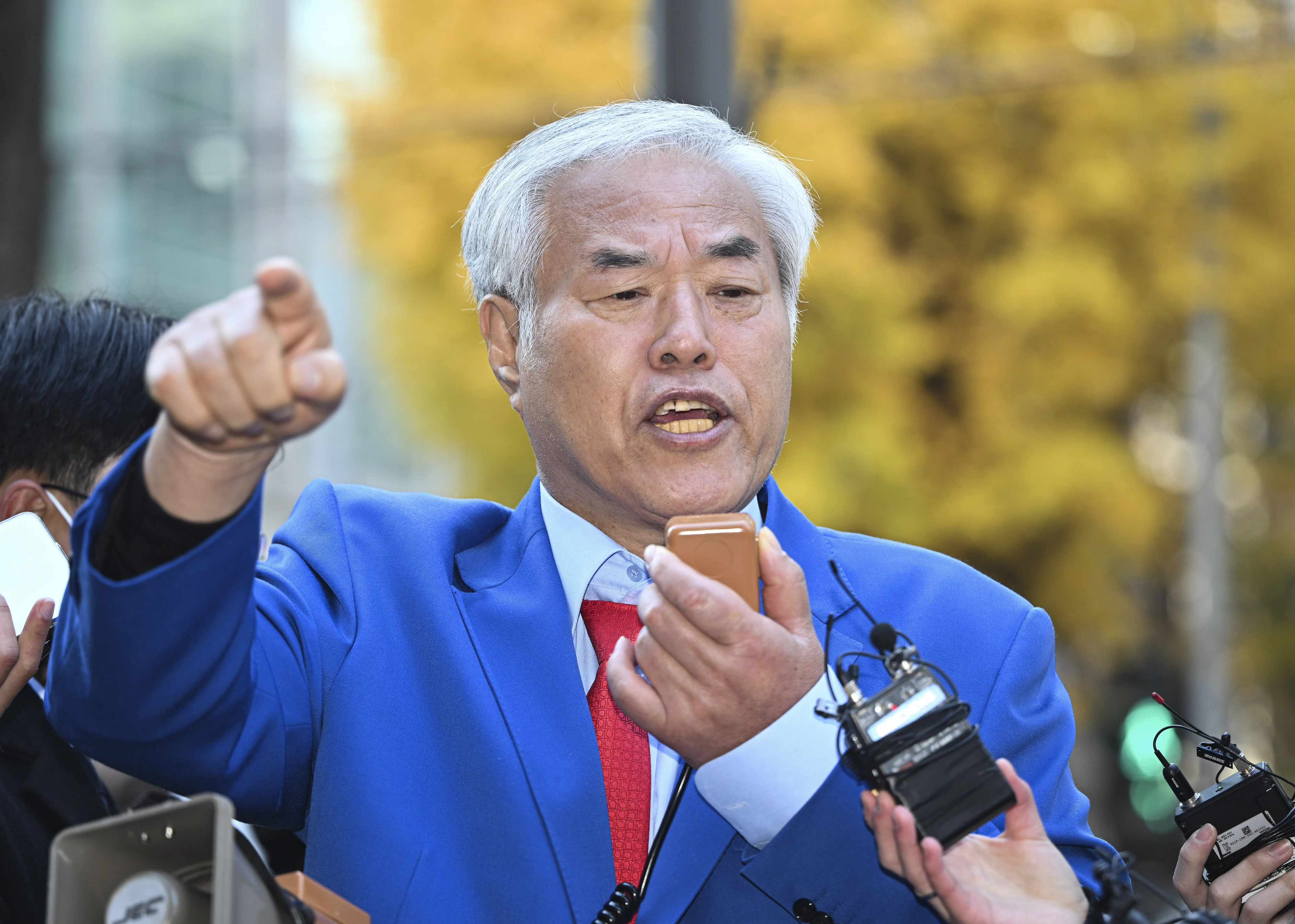 전광훈 사랑제일교회 목사가 18일 서울 종로구 서울경찰청에서 피의자 신분 조사를 받기 위한 출석을 앞두고 입장을 밝히고 있다. 2025.11.18 이지훈 기자