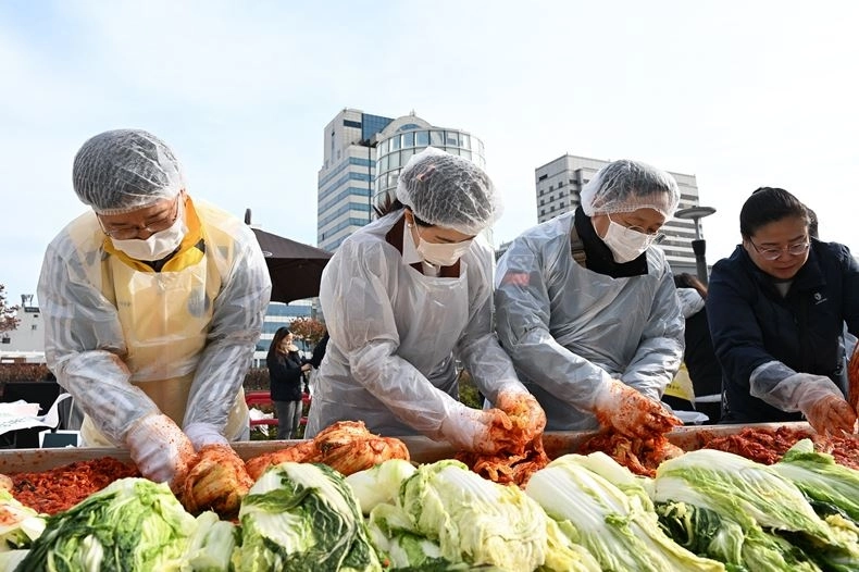 지난 17일 서울 가락시장에서 열린 ‘가락시장 김장나눔 시민대축제’에 참석한 김용일 의원