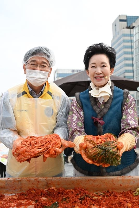 지난 17일 서울 가락시장에서 열린 ‘가락시장 김장나눔 시민대축제’에 참석한 김용일 의원