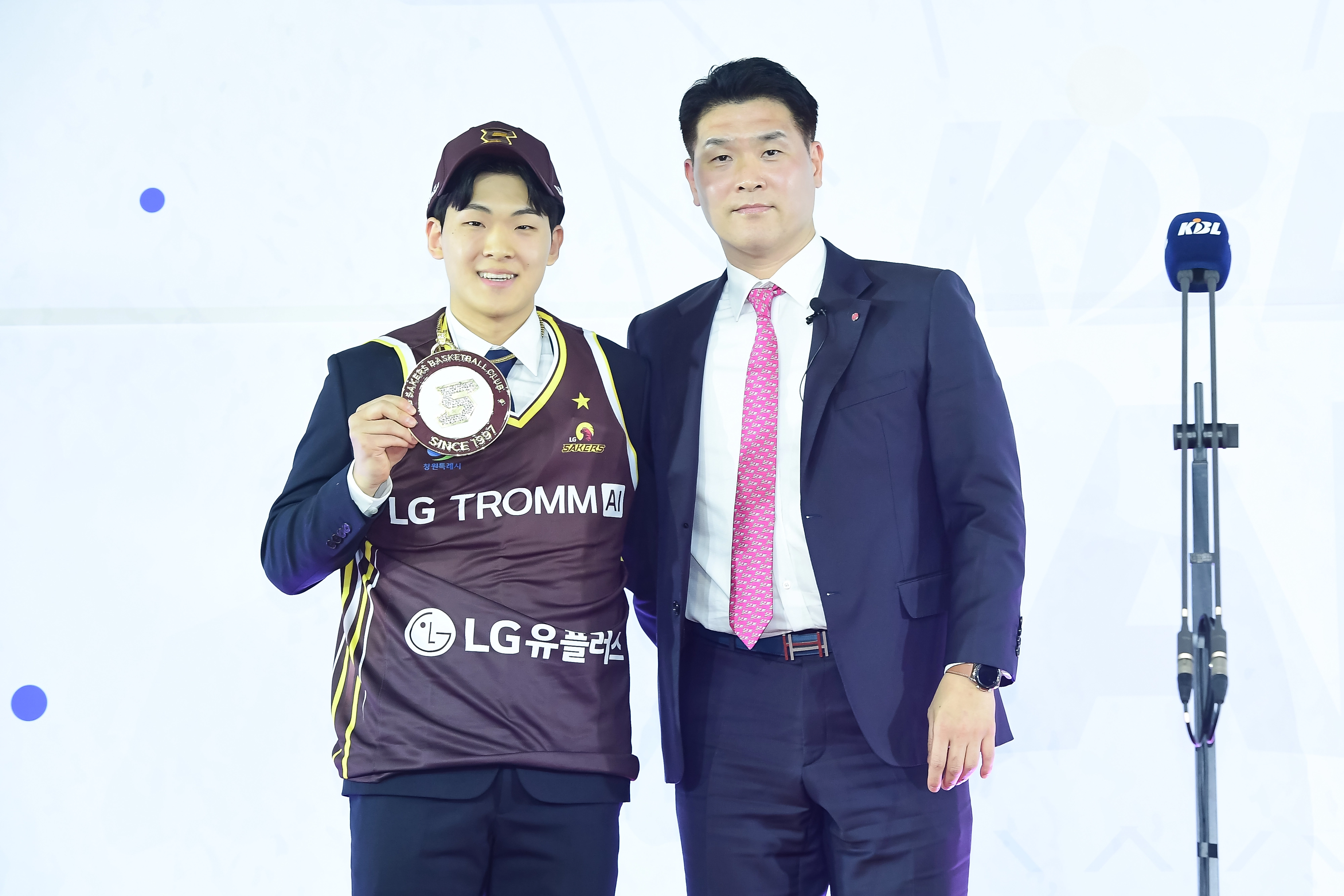 김선우가 14일 서울 잠실학생체육관에서 열린 2025 프로농구 신인드래프트에서 조상현 창원 LG 감독으로부터 지명된 뒤 기뻐하고 있다. KBL 제공