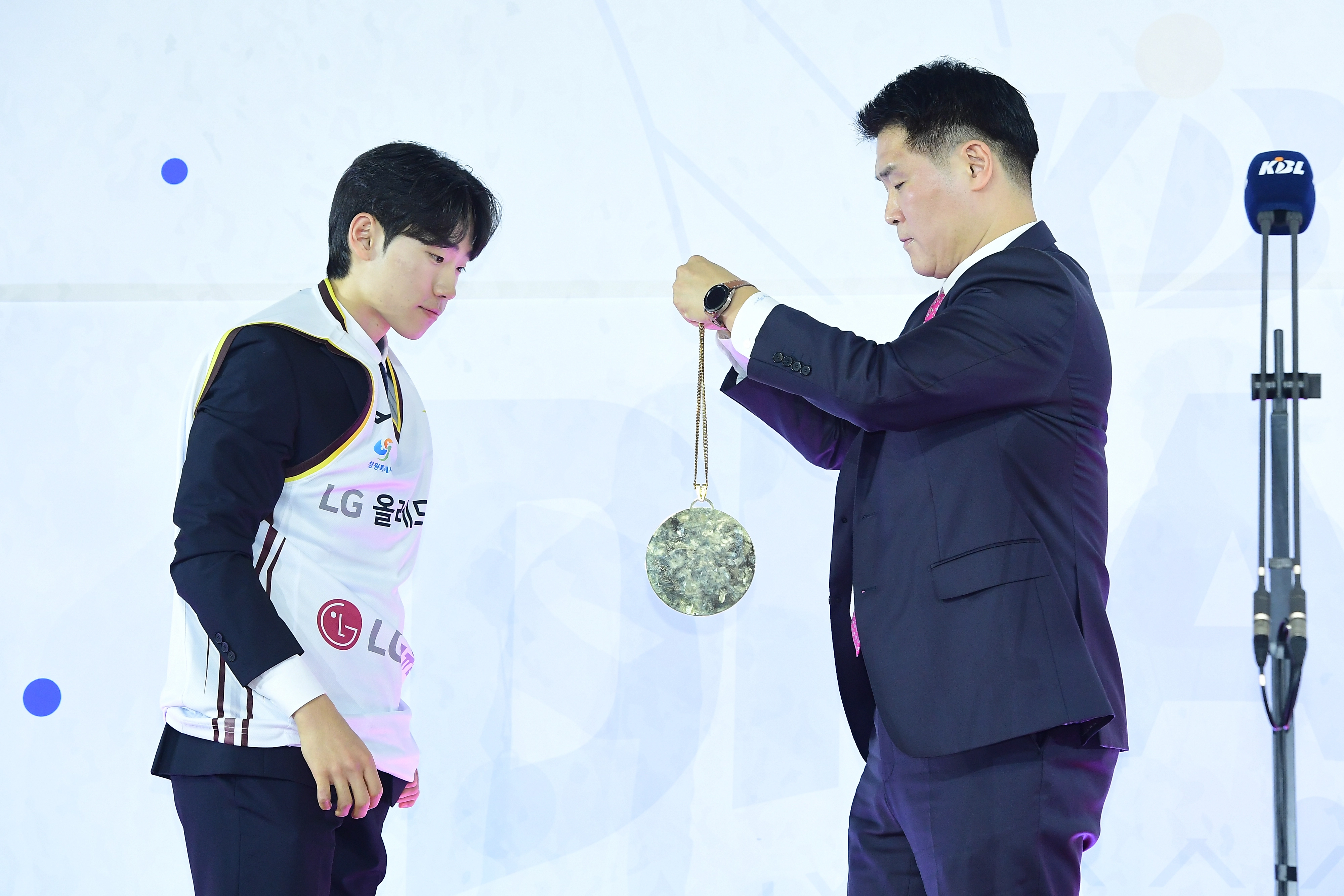 김준영이 14일 서울 잠실학생체육관에서 열린 2025 프로농구 신인드래프트에서 조상현 창원 LG 감독으로부터 지명받고 있다. KBL 제공