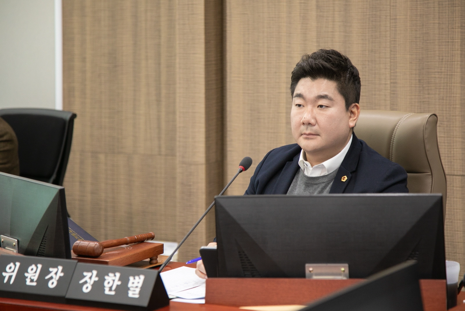 장한별 의원이 18일 경기도교육청 감사관·디지털인재국·도서관(중앙·과천·성남·화성·의정부)에 대한 2025년도 행정사무감사에서 피감기관을 상대로 질의하고 있다.(사진=경기도의회)