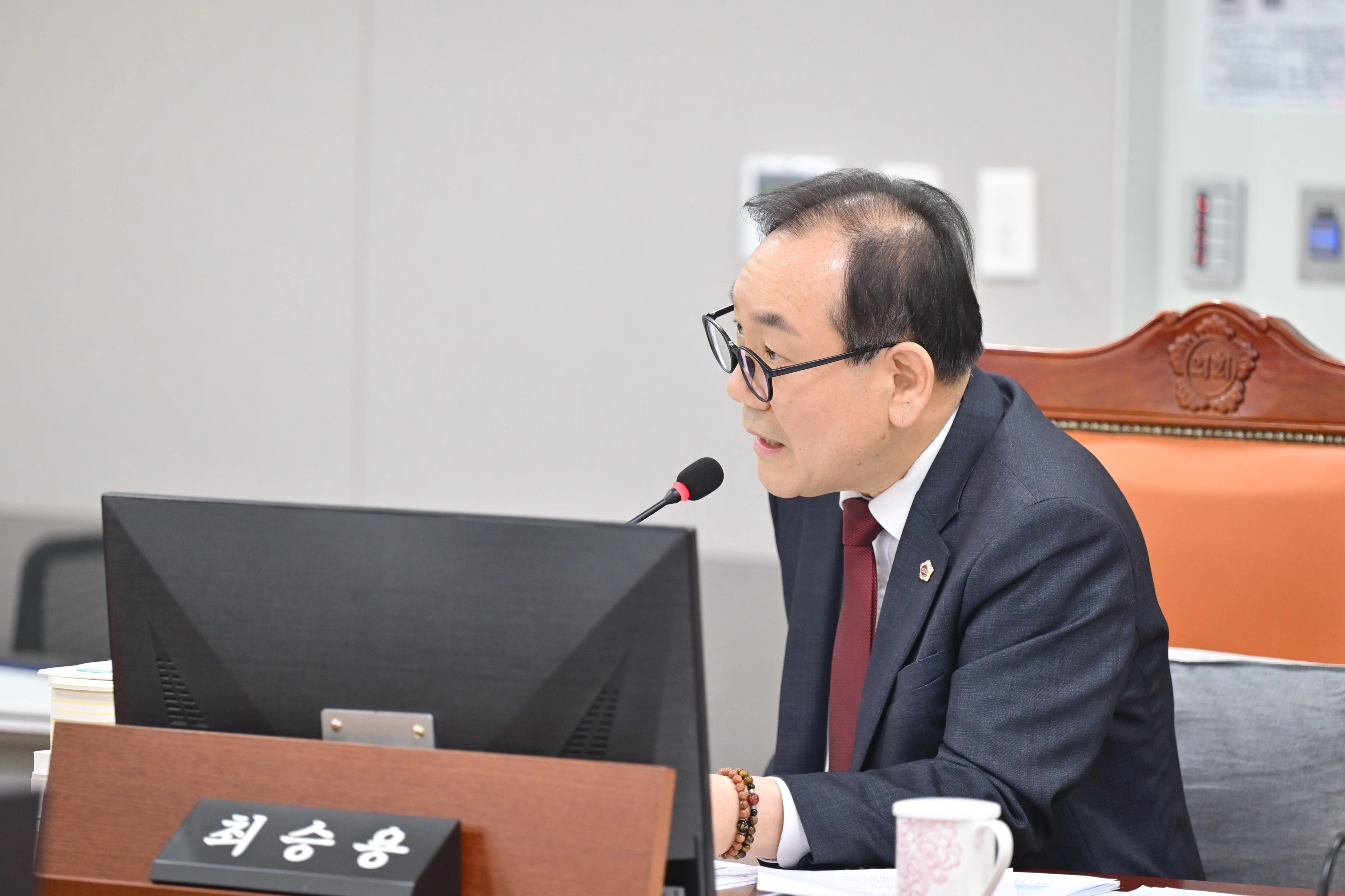 최승용 의원이 18일 종합감사에서 피감기관을 상대로 질의하고 있다.(사진=경기도의회)