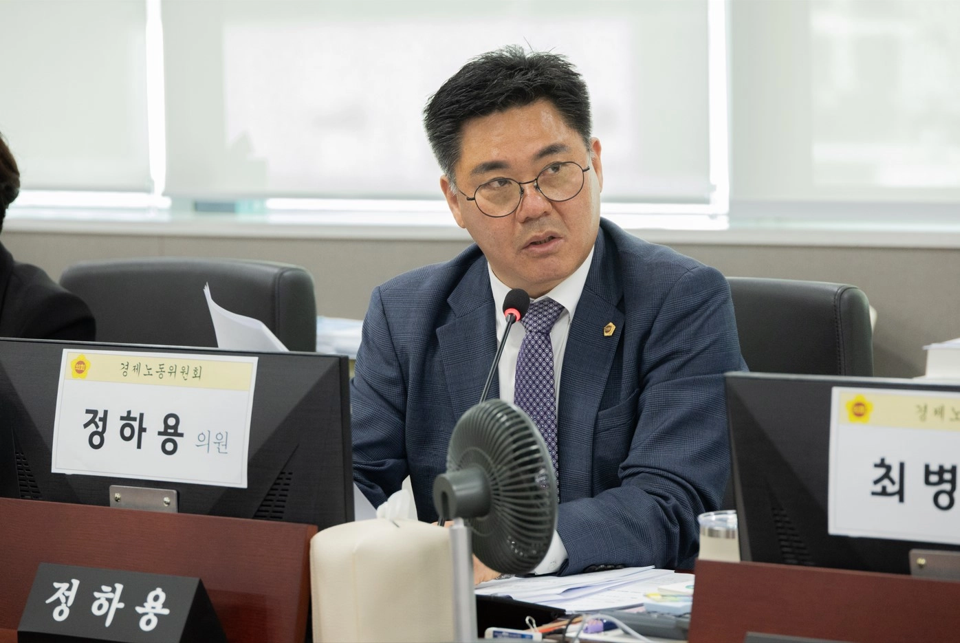 정하용 의원이 18일 열린 경제실 소상공인과 및 경기신용보증재단 대상 2025년도 행정사무감사 추가 감사에서 피감기관을 상대로 질의하고 있다.(사진=경기도의회)