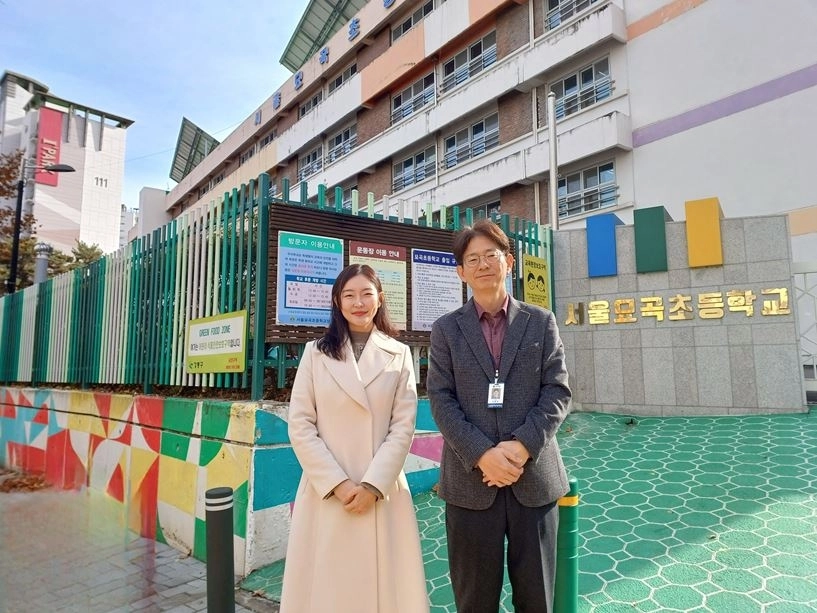 묘곡초를 방문한 김혜지 의원과 김봉우 교장