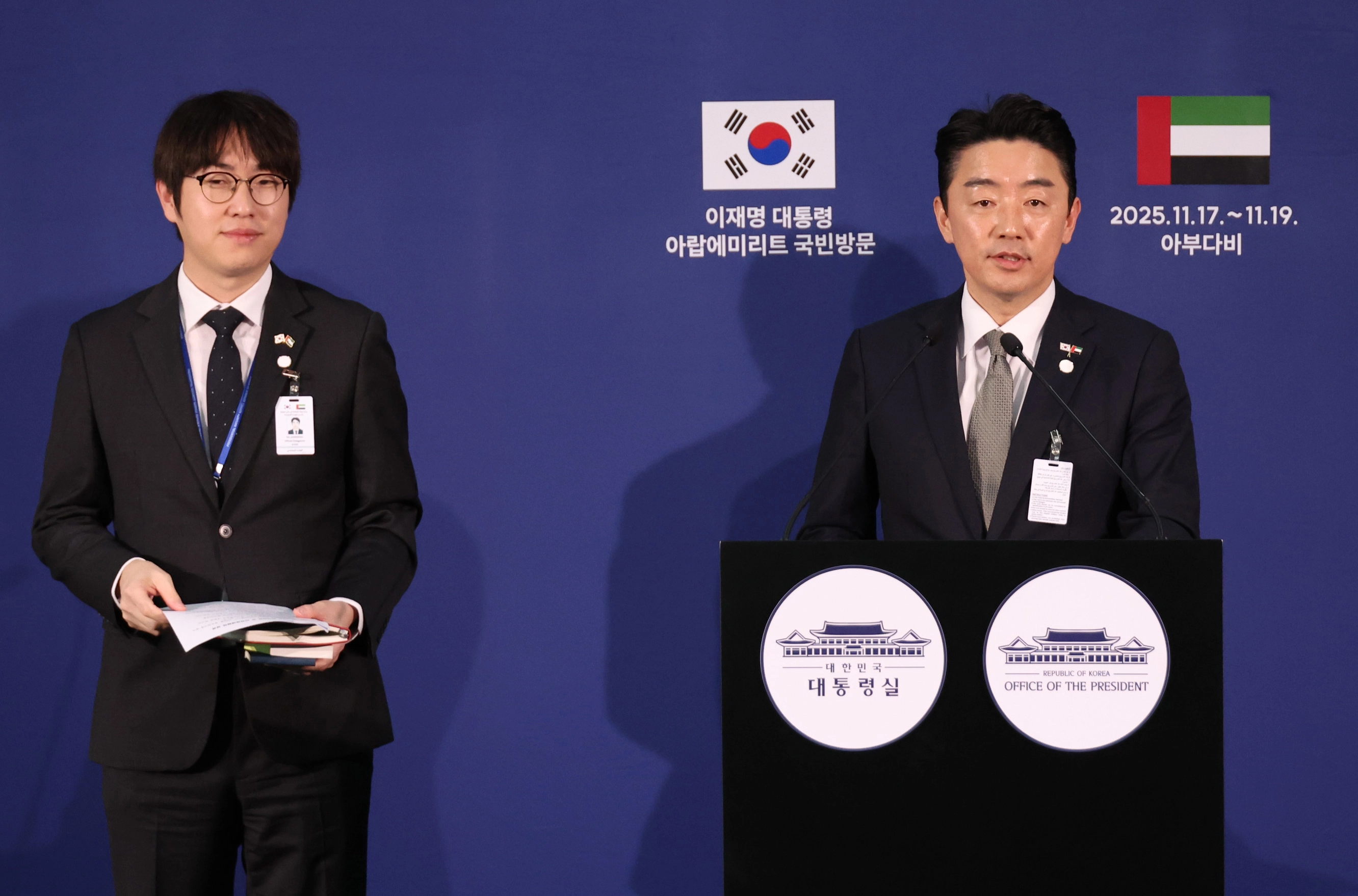 특사 성과 설명하는 강훈식 비서실장  강훈식 대통령비서실장이 18일 아랍에미리트(UAE) 아부다비 한 호텔의 한국프레스센터에서 이재명 대통령 전략경제협력 특사 성과 관련 브리핑을 하고 있다. 왼쪽은 하정우 AI미래기획수석. 
아부다비 연합뉴스