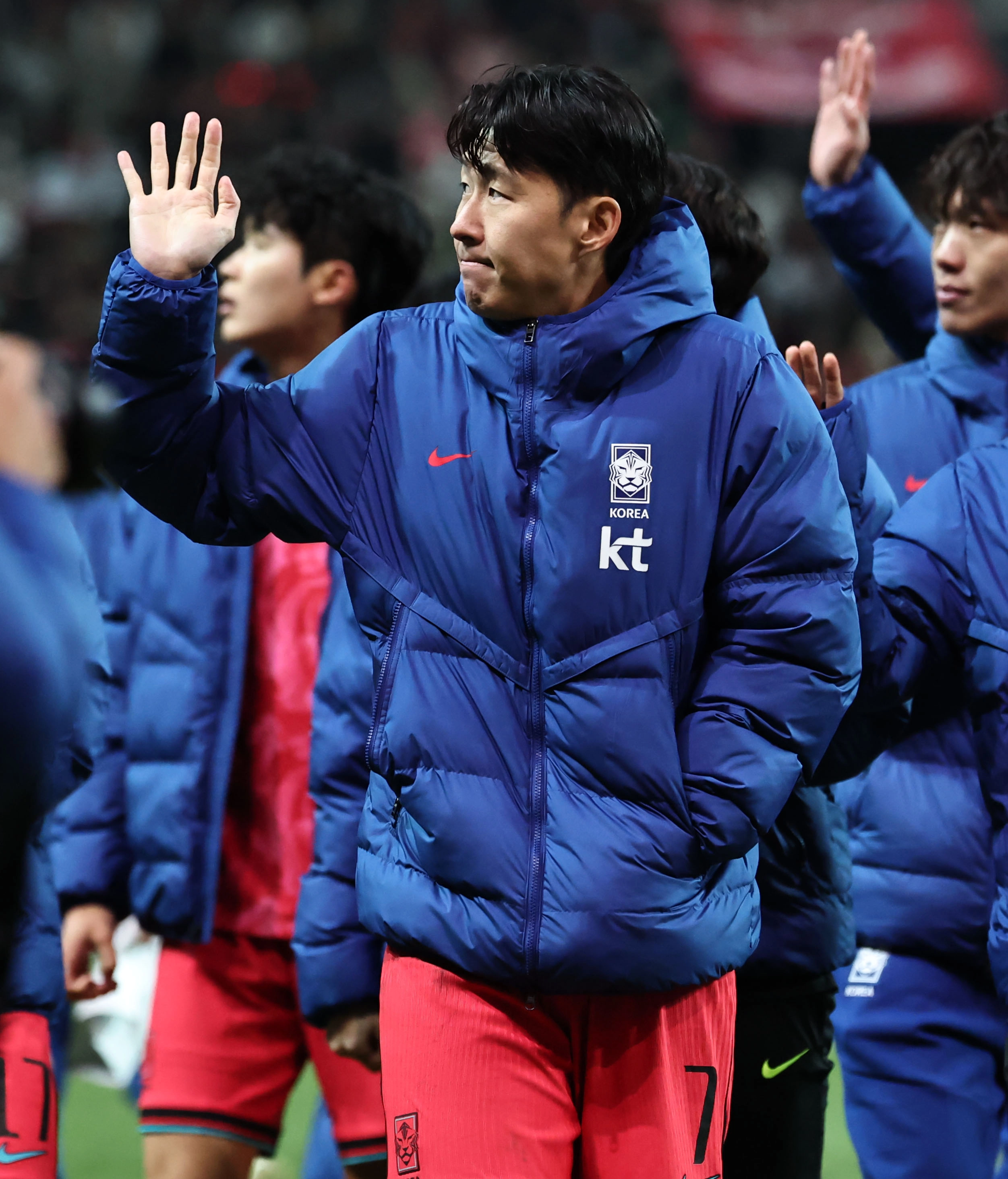 한국 축구 국가대표 손흥민이 18일 서울 월드컵경기장에서 열린 2026 북중미월드컵 대비 가나와의 평가전에서 1-0으로 승리한 뒤 관중들에게 인사하고 있다. 연합뉴스