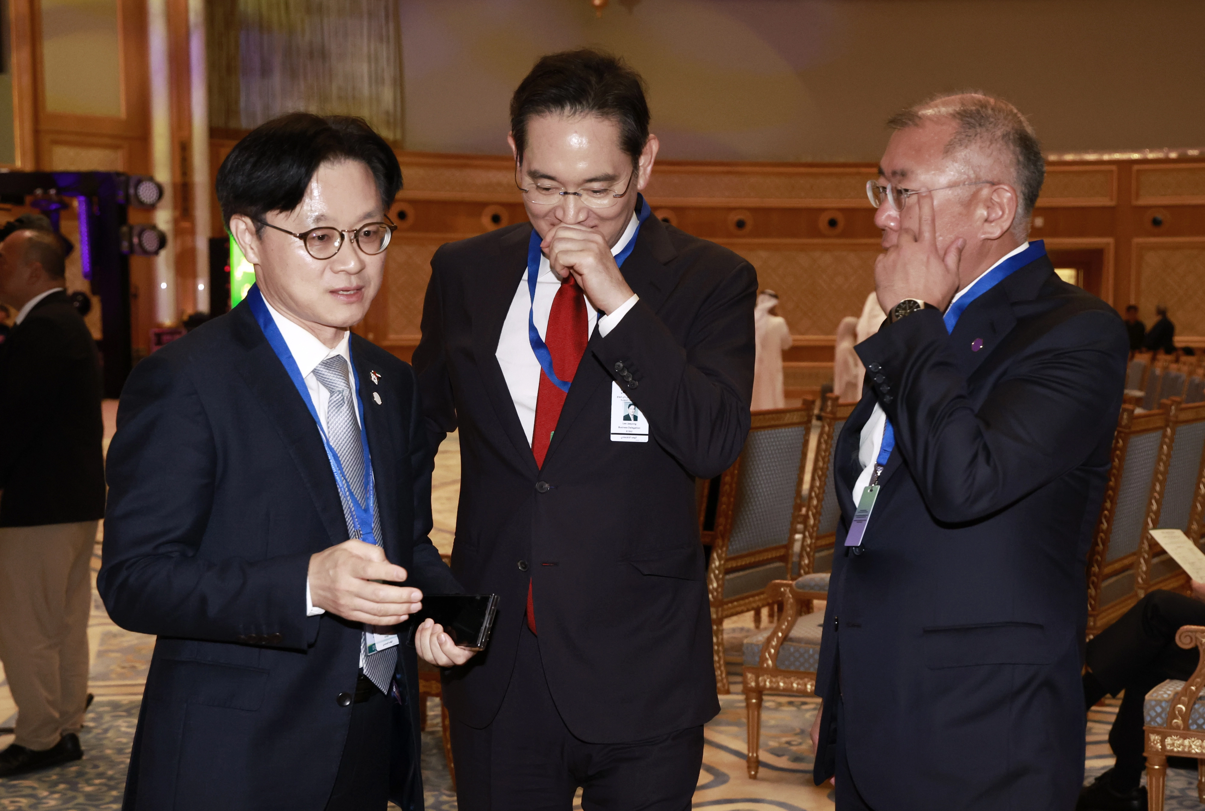 대화 나누는 이재용 회장-정의선 회장-김정관 장관  이재용 삼성전자 회장, 정의선 현대차그룹 회장, 김정관 산업통상부 장관이 18일(현지시간) 아부다비 카사르 알 와탄 대통령궁에서 열린 이재명 대통령 아랍에미리트(UAE) 국빈 방문 계기 ‘문화, UAE와 한국을 잇다’ 한-UAE 문화교류 행사에서 대화를 하고 있다. 
아부다비 뉴시스