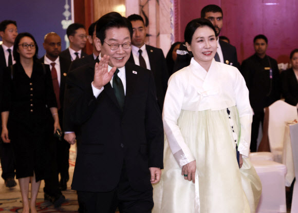 아랍에미리트(UAE)를 국빈 방문 중인 이재명 대통령과 김혜경 여사가 17일(현지시간) 아부다비의 한 호텔에서 열린 동포만찬간담회에 입장하고 있다. 2025.11.18  연합뉴스