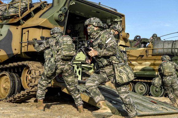 해군과 해병대는 지난 15일부터 포항 일대에서 ‘2025년 호국합동상륙훈련’을 실시하고 있다고 18일 밝혔다. 지난 17일 호국합동상륙훈련 연습 간 상륙해안에 도착한 해병대원들이 하차전투를 하고 있다. 2025.11.18  해병대 제공