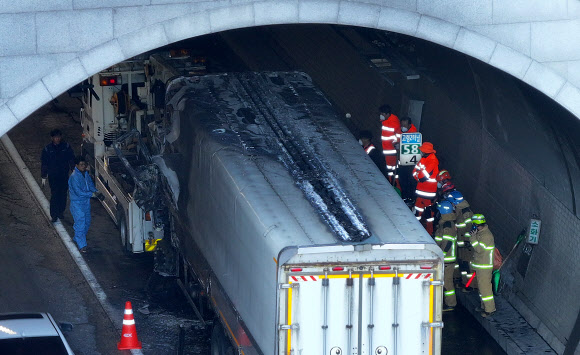 18일 경북 고령군 중부내륙고속도로 고령2터널에서 화물차 3대가 잇따라 추돌해 1명이 숨지고 1명이 다친 사고가 난 가운데 당국이 사고 수습을 하고 있다. 2025.11.18  연합뉴스