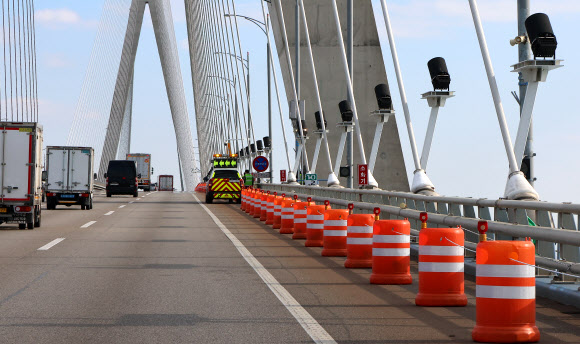 18일 인천시 중구 인천대교 갓길에 주정차 방지용 드럼통(PE드럼)이 재설치 돼 있다.  인천대교 측은 주정차 방지용 시설물이 철거된 인천대교에서 투신 사고가 잇따르자 두 달 만에 주탑 부근 양방향 3㎞(각 1.5㎞) 구간 갓길에 플라스틱 드럼통 600여개를 재설치 했다. 2025.11.18. 연합뉴스