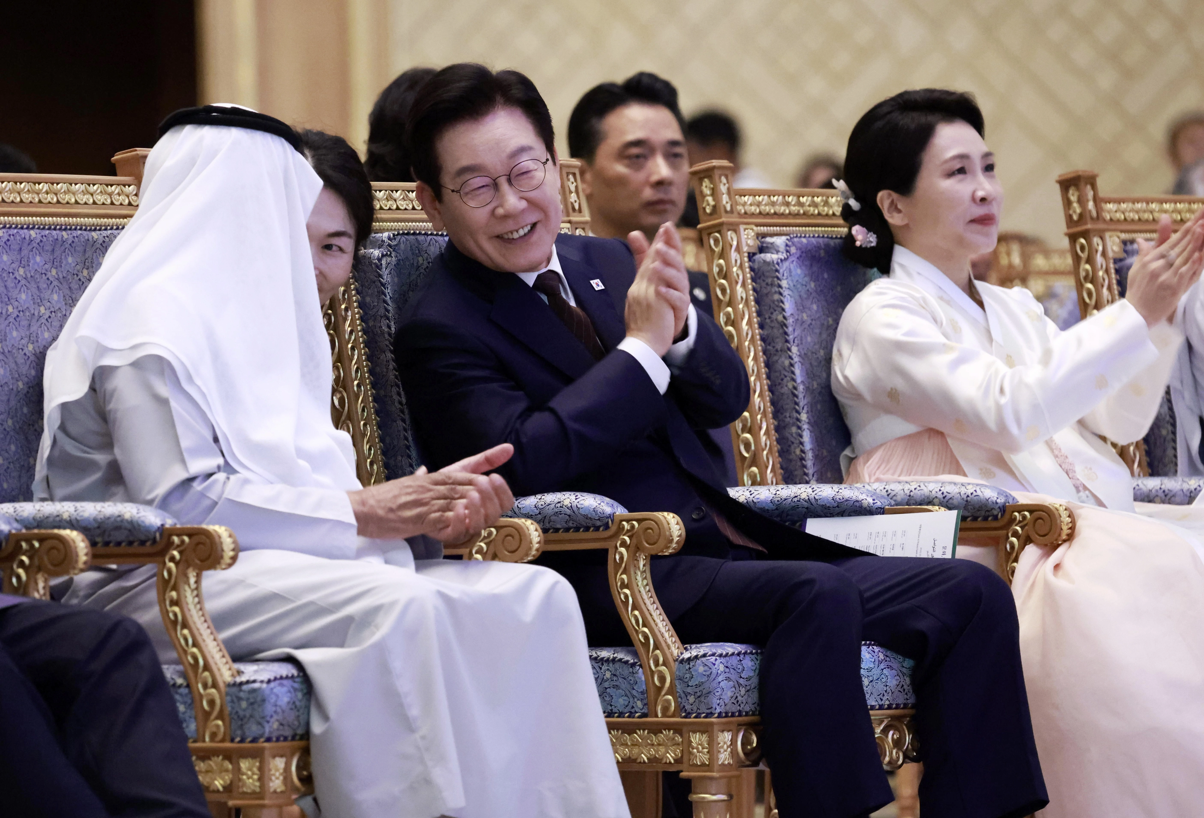 이재명 대통령, 한-UAE 문화교류 행사 참석  아랍에미리트(UAE)를 국빈 방문 중인 이재명 대통령이 18일(현지시간) 아부다비 대통령궁에서 열린 한-UAE 문화교류 행사에서 나얀 빈 무바라크 알 나흐얀 UAE 관용공존부 장관과 대화하고 있다. 오른쪽은 김혜경 여사.
아부다비 연합뉴스