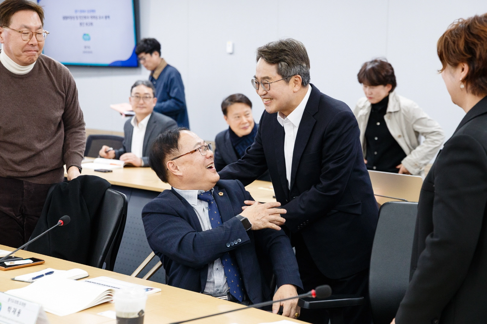 경기 동북부 공공병원 설립 타당성 및 민간투자 적격성 조사 연구용역 중간보고회에서 박재용 의원이 김동연 경기도지사와 인사하고 있다. (사진=경기도의회)