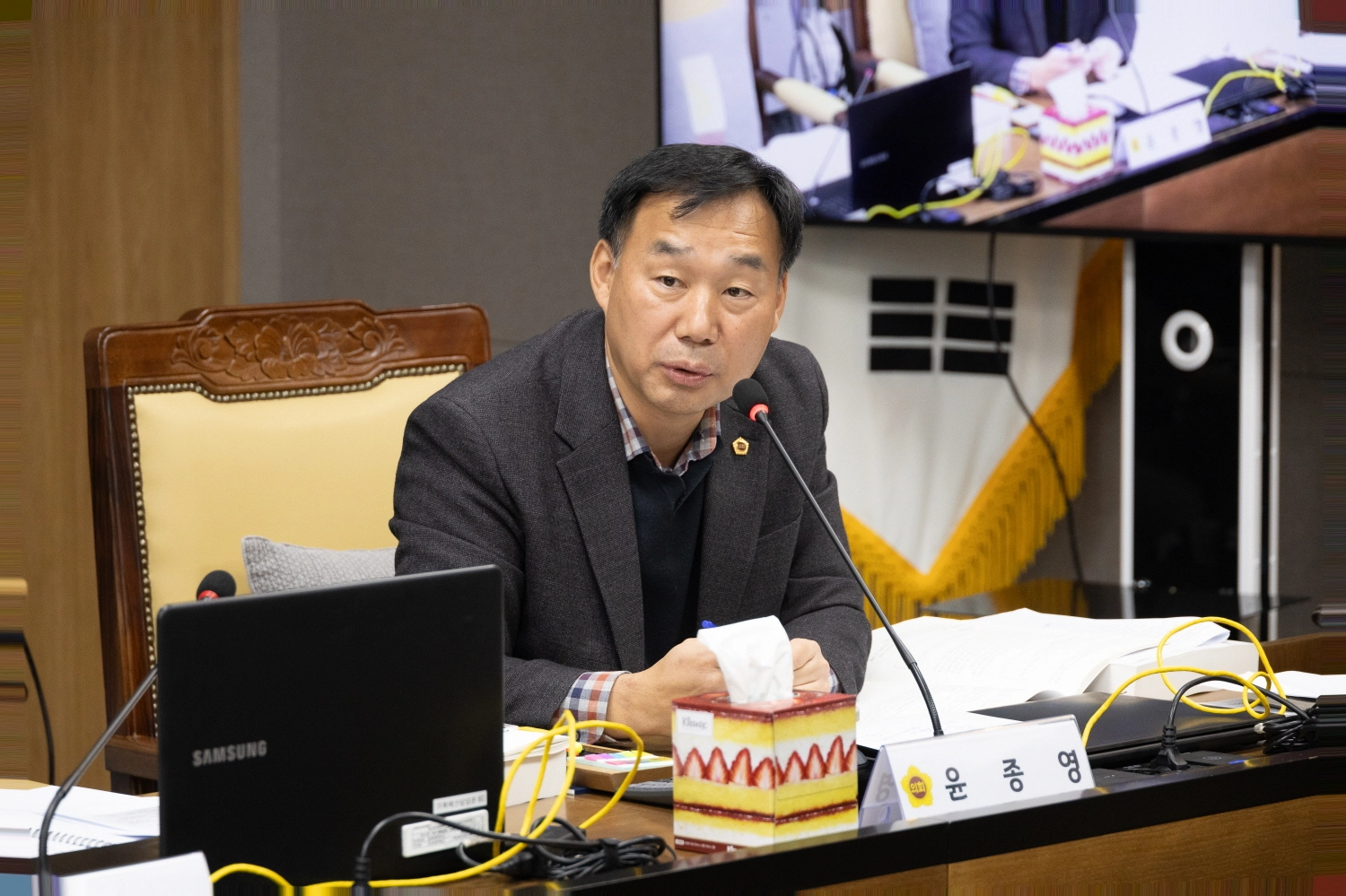 윤종영 의원이 18일 열린 경기도 축산동물복지국 행정사무감사에서 피감기관을 상대로 질의하고 있다.(사진=경기도의회)