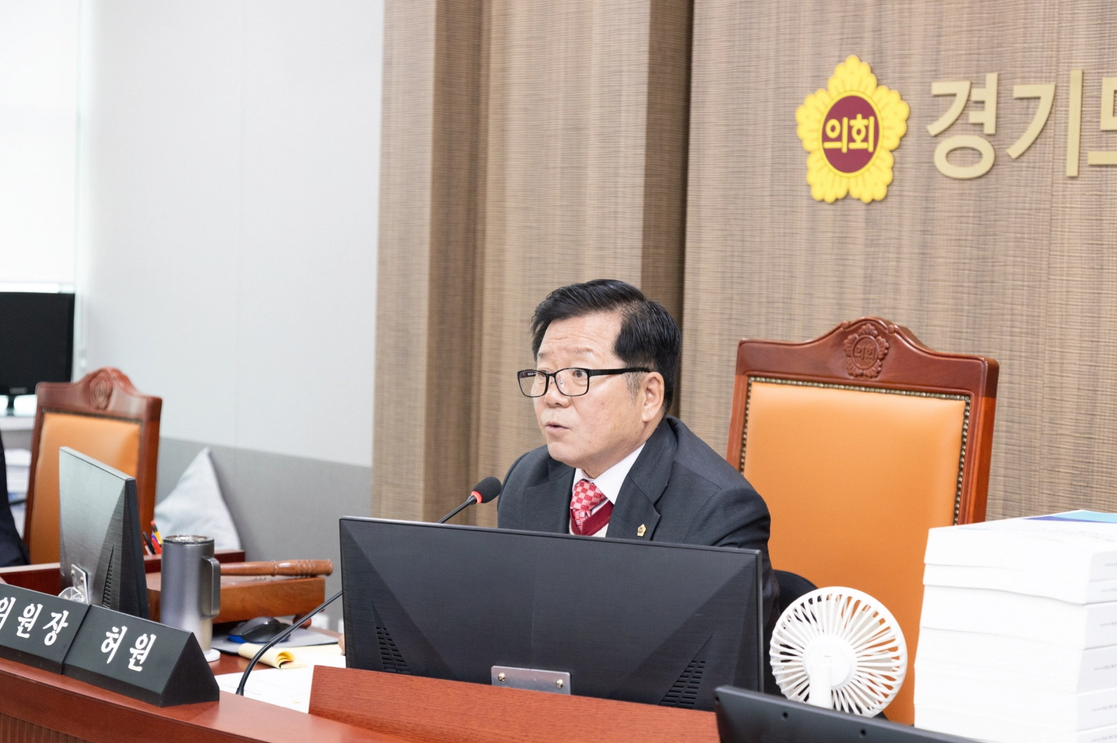 허원 위원장이 17일 열린 2025년 행정사무감사 종합감사에서 피감기관을 상대로 질의하고 있다.(사진=경기도의회)