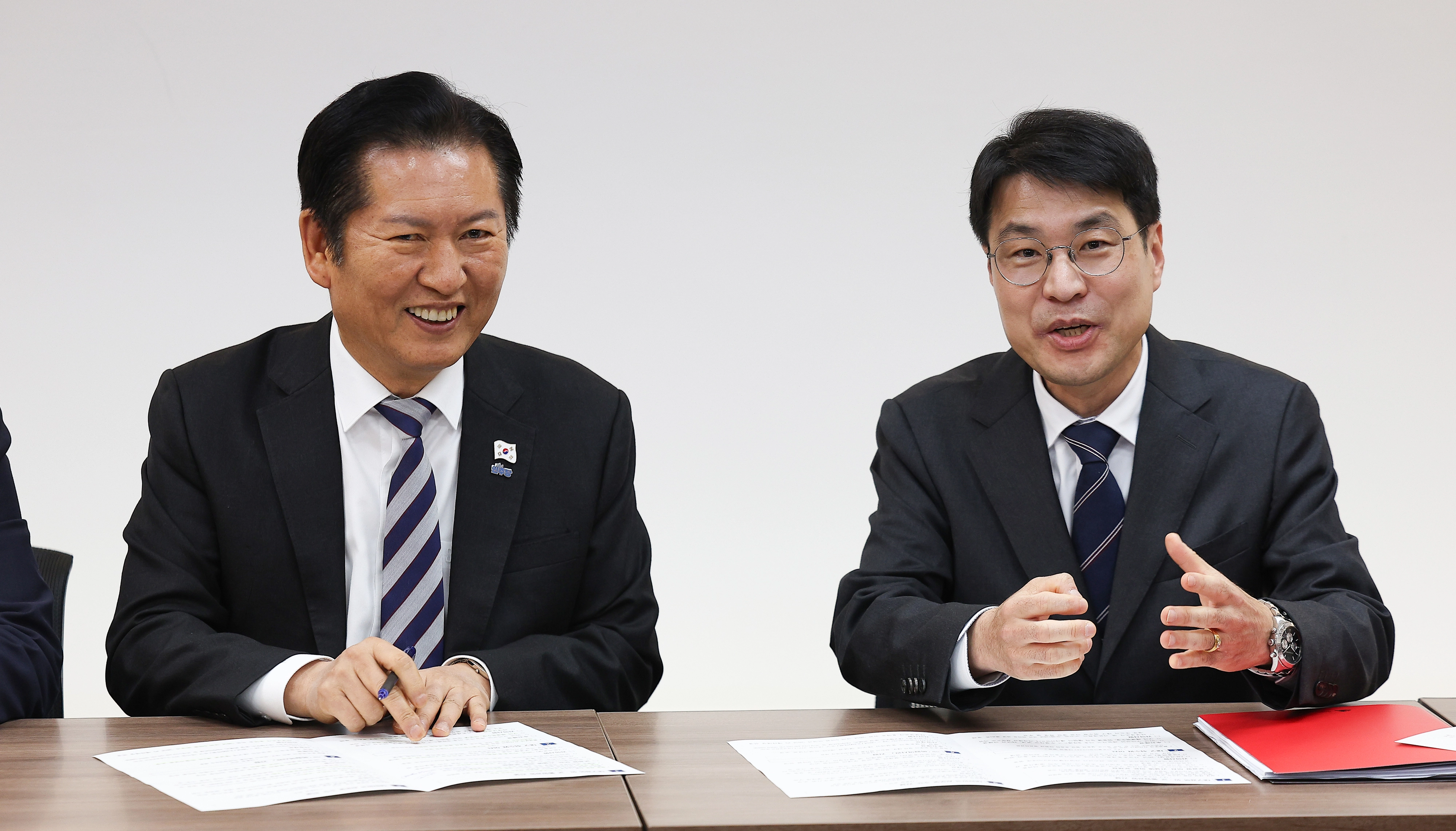 정청래 대표, 김정기 대구시장 대행과 면담  정청래 더불어민주당 대표(왼쪽)와 김정기 대구시장 권한대행이 19일 대구 중구 더불어민주당 대구시당에서 열린 제184차 대구 현장 최고위원회의에 앞서 대화하고 있다. 2025.11.19. 연합뉴스