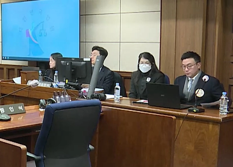 법원, 김건희 재판중계 일부 허가  법원이 19일 진행되는 김건희 여사 재판의 촬영 중계를 일부 허용했다. 서울중앙지법 형사합의27부(우인성 부장판사)는 이날 김 여사의 자본시장법 위반 등 혐의 재판의 중계를 서증(문서증거) 조사 전까지만 허가했다. 사진은 이날 재판에 출석한 김건희 여사. 2025.11.19 서울중앙지법 제공