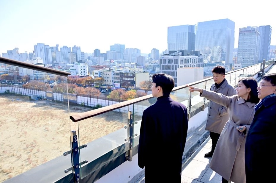 세운상가 옥상에서 세운4지역 개발계획 확인하는 최호정 의장