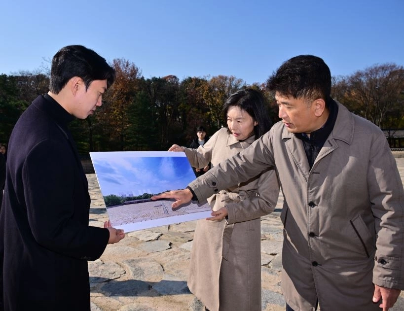 정전에서 바라 보이는 경관 뷰 확인하는 최호정 의장