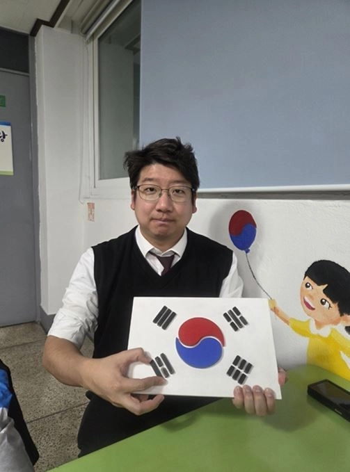 태극기 퍼즐 맞추기를 직접 실습해 본 문성호 서울시의원