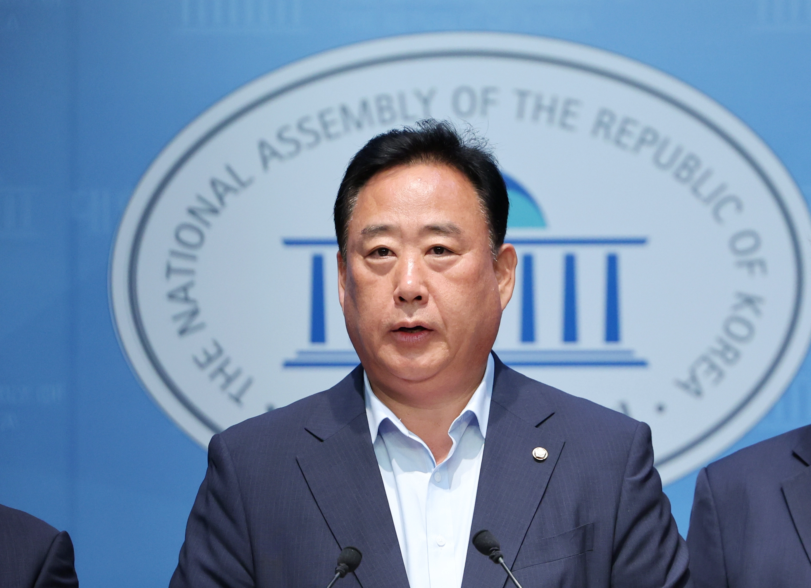 발언하는 어기구 의원  어기구 더불어민주당 의원이 4일 국회에서 열린 철강산업 경쟁력 강화와 녹색철강기술 전환을 위한 ‘K스틸법’ 제정안 발의 기자회견에서 발언하고 있다. 2025.08.04. 뉴시스