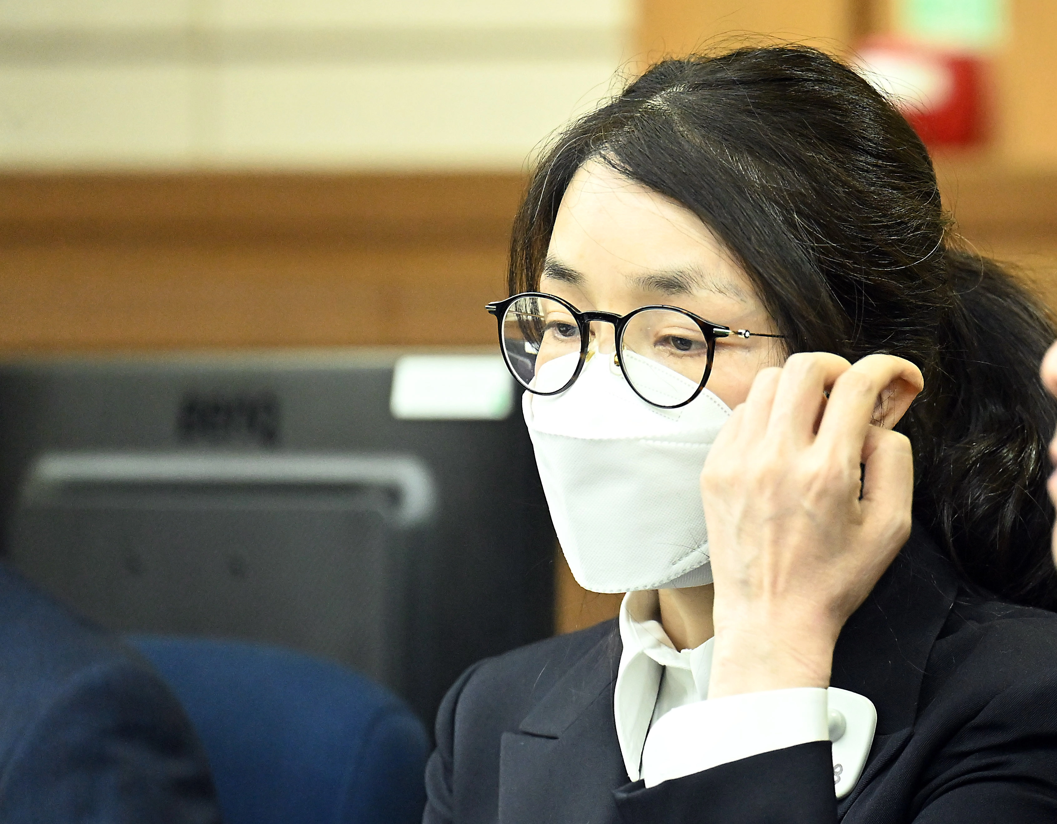 김건희 첫 형사재판 출석  도이치모터스 주가조작 혐의와 통일교 금품수수 의혹 등으로 구속기소된 김건희 여사의 첫 재판이 24일 오후에 열렸다. 김 여사가 법정에 입정해 재판을 기다리고 있다. 2025.9.24 사진공동취재단