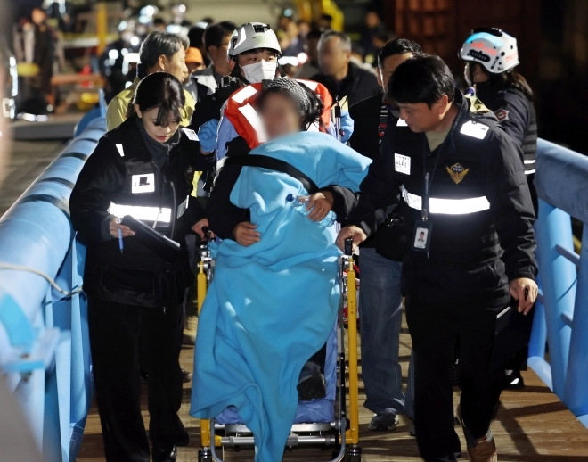 19일 오후 전남 목포시 목포해양경찰서 전용 부두로 여객선 퀸제누비아2호 탑승객들이 구조돼 놀란 가슴을 쓸어내리며 이동하고 있다.<br>267명이 탑승한 퀸제누비아2호는 이날 오후 8시 17분쯤 전남 신안군 장산도 남방 족도에 좌초됐다. 2025.11.19. 연합뉴스