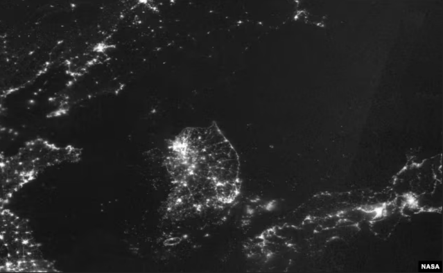 한반도의 야간 위성사진. 미국항공우주국(NASA) 제공