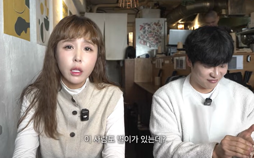 코요태 신지(왼쪽)와 가수 문원. 유튜브 채널 ‘어떠신지?!?’ 캡처