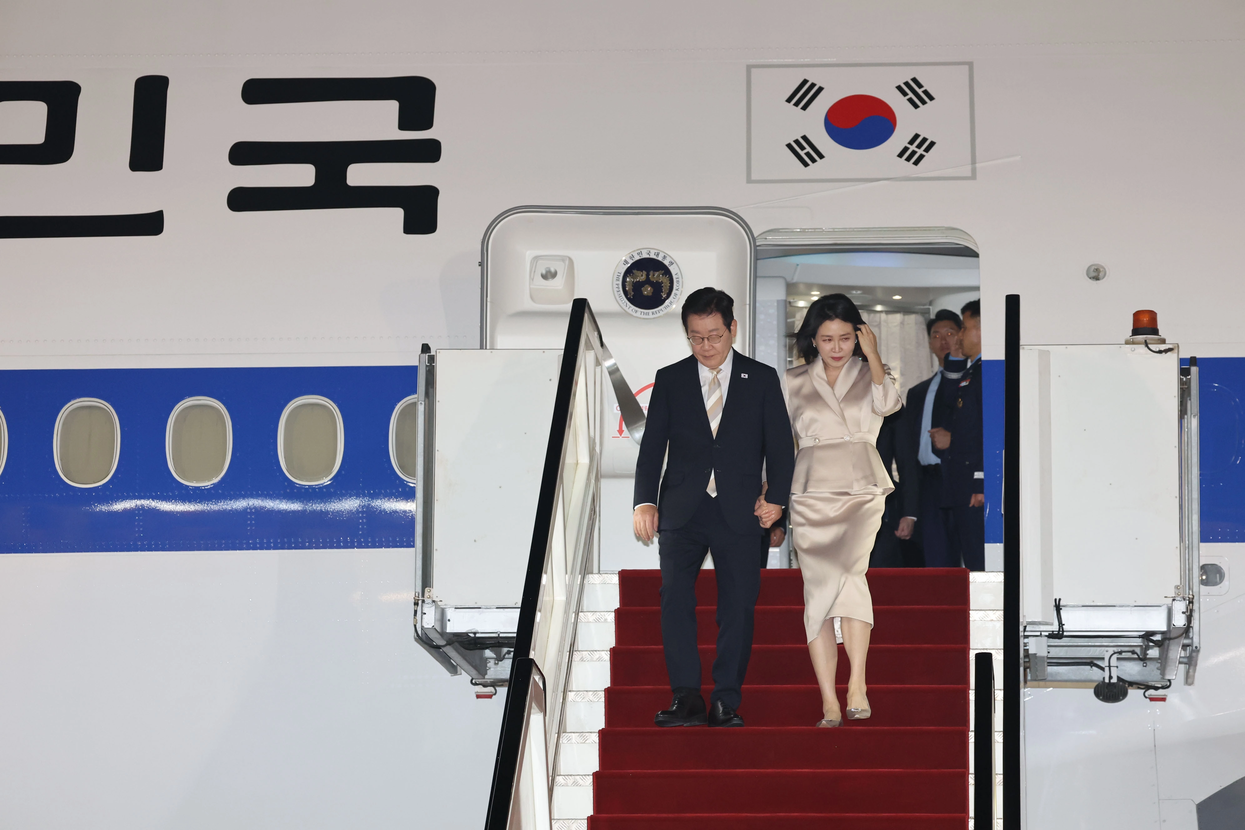 이집트 도착한 이재명 대통령과 김혜경 여사  이집트를 공식 방문한 이재명 대통령과 김혜경 여사가 19일(현지 시간) 카이로 국제공항에 도착해 공군1호기에서 내리고 있다.
카이로 뉴시스