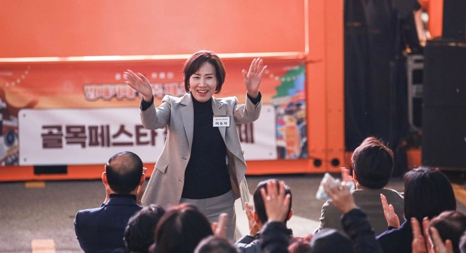 이숙자 의원이 방배카페골목 상권 활성화 축제(방가방카)에 참석해 주민들과 인사하고 있다.