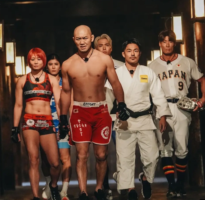 넷플릭스 예능 ‘피지컬: 아시아’ 일본 팀의 전직 UFC 선수 오카미 유신(가운데). 넷플릭스 제공