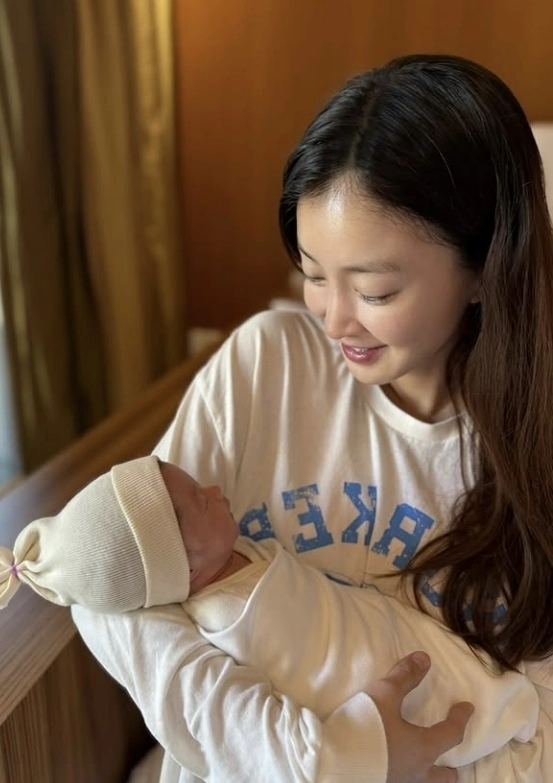 배우 이시영이 둘째 딸을 안고 있다. 자료 : 이시영 인스타그램