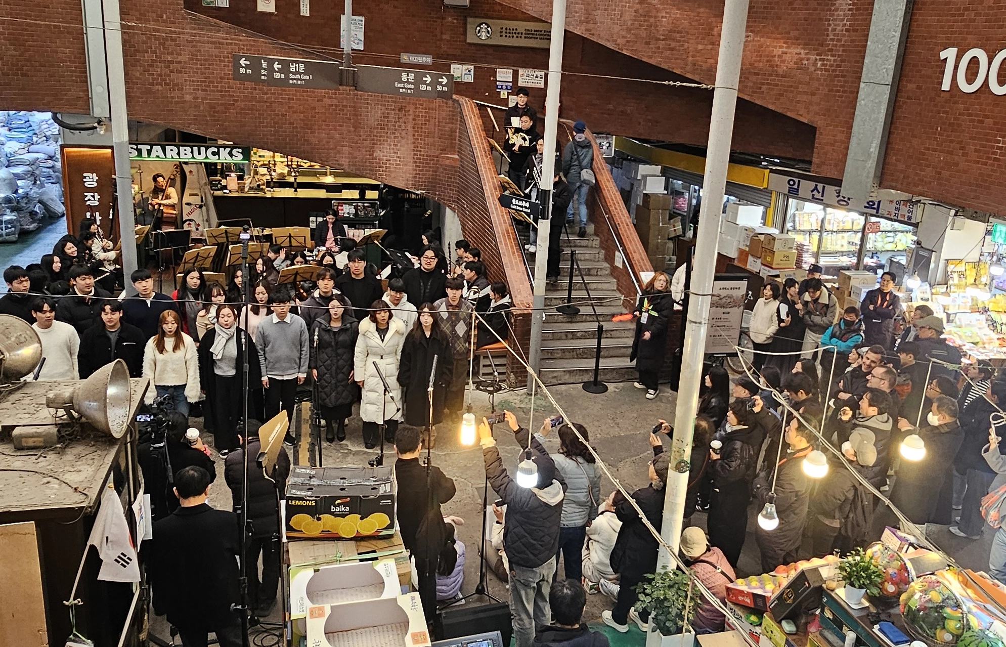 18일 서울 종로구 광장시장에서 열린 ‘2025 서울바이브’에서 추계예술대 합창단원들이 관람객들 앞에서 노래를 하고 있다.