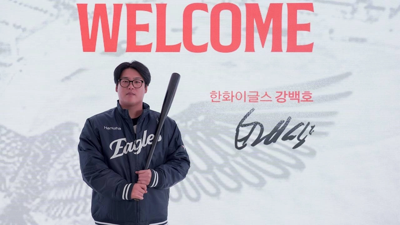 강백호가 20일 대전 한화생명 볼파크에서 한화 이글스 입단 계약을 마친 뒤 구단 점퍼를 입고 기념 사진을 찍고 있다. 한화 이글스 제공