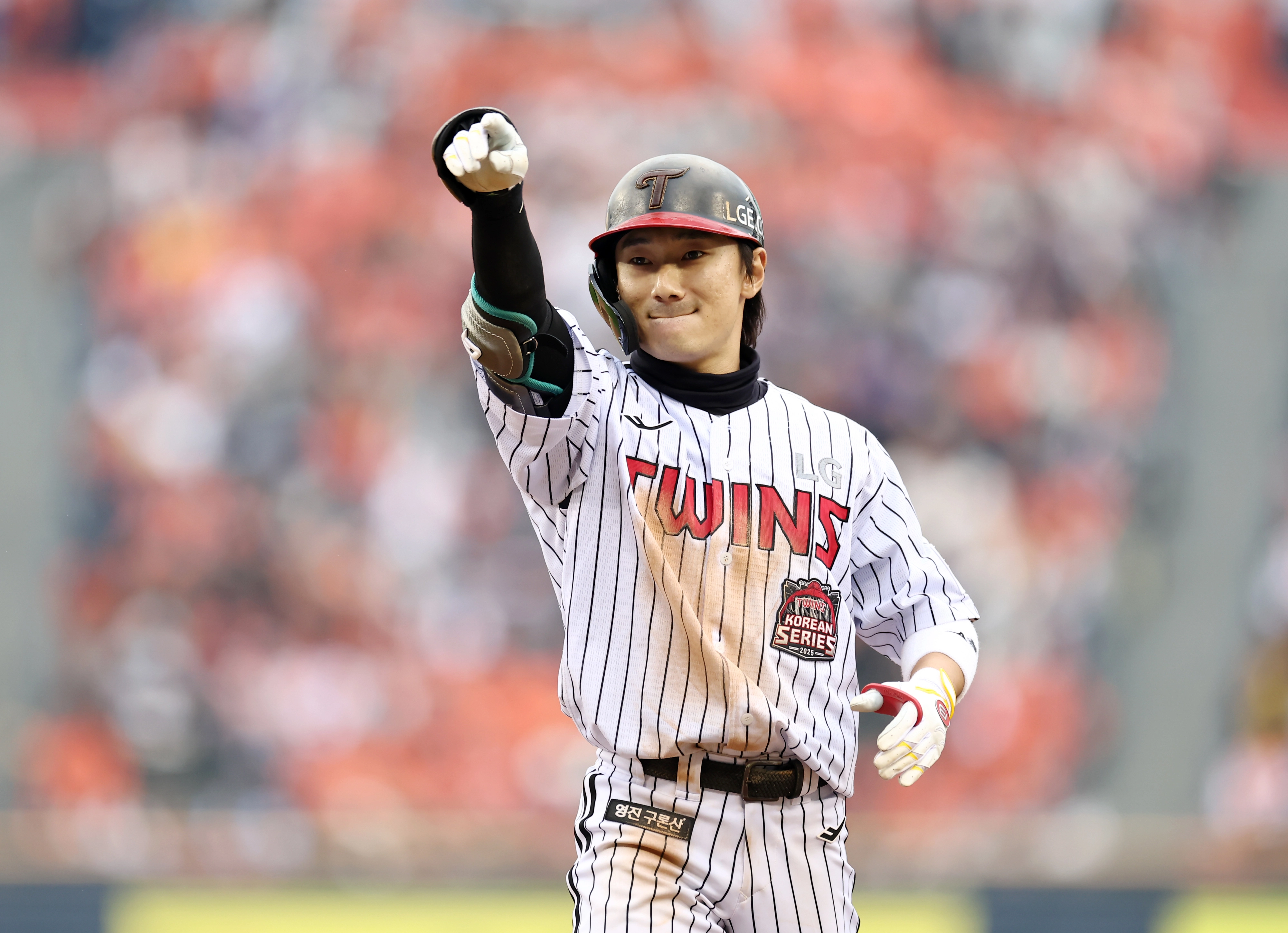 지난달 26일 신민재가 서울 잠실야구장에서 펼쳐진 KBO 한국시리즈 1차전 한화 이글스와의 홈 경기에서 적시타를 때린 뒤 소속팀 LG 트윈스 동료들을 향해 세리머니하는 모습.
연합뉴스
