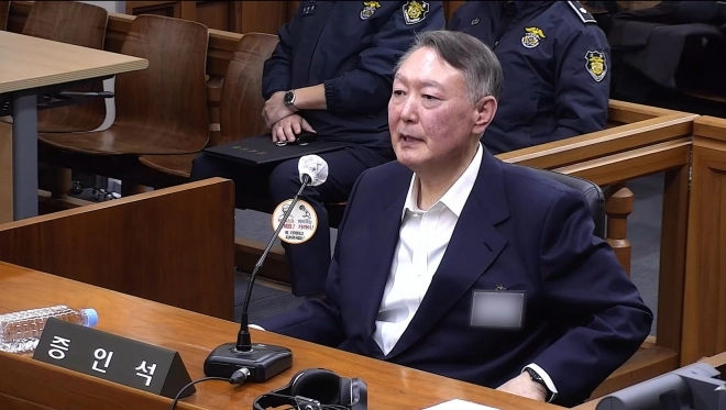 윤석열 전 대통령이 19일 서울 서초구 서울중앙지방법원에서 열린 한덕수 전 국무총리의 내란 재판에 증인으로 출석해 한 전 총리가 계엄 선포에 반대했다는 취지로 증언하고 있다. 2025.11.19 서울중앙지법 제공.