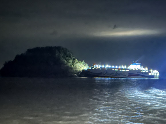 19일 오후 8시 17분께 전남 신안군 장산면 장산도 인근 해상에서  267명이 탄 여객선이 좌초됐다. 해경은 경비정을 급파해 승객들을 목포로 이송하고 있다. 2025.11.19. 연합뉴스