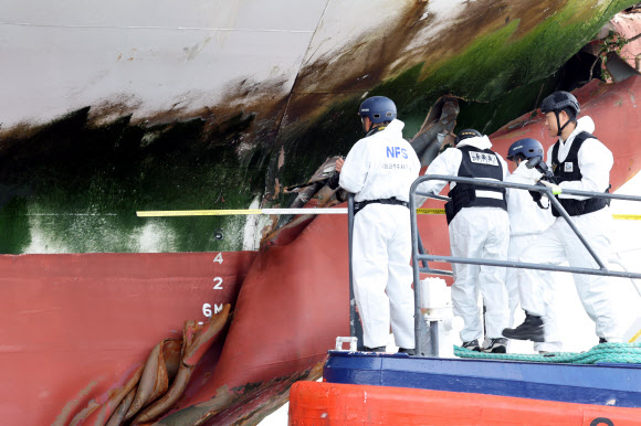 20일 오전 전남 목포시 삼학부두에서 해경과 국과수가 2만6천t급 여객선 퀸제누비아2호에 대한 감식을 하고 있다.  제주에서 267명을 태우고 목포로 향하던 퀸제누비아2호는 전날 신안군 장산면에 있는 족도(무인도)에 좌초됐다. 중대한 인명피해 없이 탑승 267명 전원 구조됐다. 해경은 선장 등 3명을 입건해 사고 원인을 조사 중이다. 2025.11.20. 연합뉴스