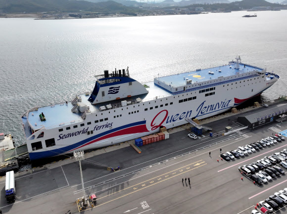 20일 오전 전남 목포시 삼학부두에 2만6천t급 여객선 퀸제누비아2호가 정박돼 있다.  퀸제누비아2호는 전날 제주에서 267명을 태우고 목포로 향하던 중 신안군 장산면에 있는 족도(무인도)에 좌초됐다. 예인선의 도움을 받아 바다로 빠져나온 퀸제누비아2호는 자력으로 항해해 목포 삼학부두에 정박했다. 여객선에 타고 있던 승객과 선원 등 267명은 전원 무사히 구조됐다. 2025.11.20. 연합뉴스