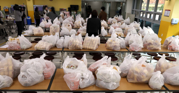 학교 비정규직 노동조합이 총파업에 들어간 20일 세종지역 학교?유치원 절반가량이 파업에 동참하면서 급식에 차질이 빚어졌다. 사진은 세종시 한 초등학교에서 대체 급식으로 제공한 빵과 음료수. 2025.11.20. 연합뉴스