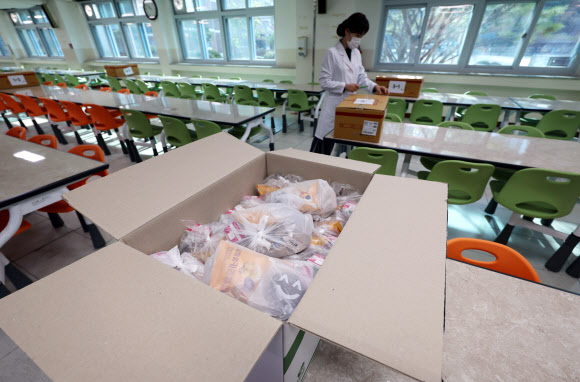 전국학교비정규직노조 총파업으로 급식이 중단된 20일 충북 청주시 한 초등학교에서 영양사가 간편식 배식을 준비하고 있다. 2025.11.20. 연합뉴스