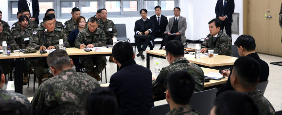 안규백 국방부 장관이 20일 제35사단 신병교육대대를 방문해 교육훈련 현장을 확인하고 있다. 2025.11.20. 국방부 제공