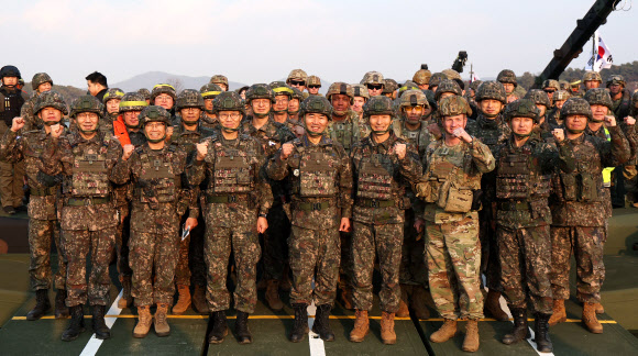 진영승 합동참모의장과 김규하 육군참모총장, 김성민 연합사 부사령관, 조세프 힐버트 미8군사령관, 최성진 육군 제7기동군단장 등이 20일 경기도 여주시 연양동 남한강에서 열린 ‘한미 연합 도하 훈련’을 찾아 육군 제7공병여단과 미2사단/한미연합사단 다목적 교량중대가 함께 구축한 연합 부교를 살펴본 후 기념촬영을 하고 있다. ‘2025 호국훈련’의 일환으로 열린 이번 훈련에는 육군 제7공병여단과 제11기동사단, 미2사단/한미연합사단 예하 다목적 교량중대 등이 참여했다. 2025.11.20. 연합뉴스