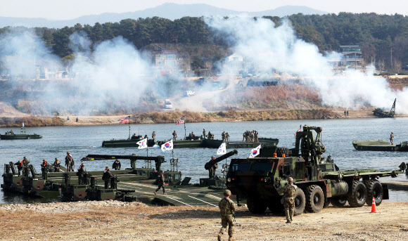 20일 경기도 여주시 연양동 남한강에서 열린 ‘한미 연합 도하 훈련’에서 한ㆍ미 장병들이 부교를 구축하고 있다.  ‘2025 호국훈련’의 일환으로 열린 이번 훈련에는 육군 제7공병여단과 제11기동사단, 미2사단/한미연합사단 예하 다목적 교량중대 등이 참여했다. 2025.11.20. 연합뉴스