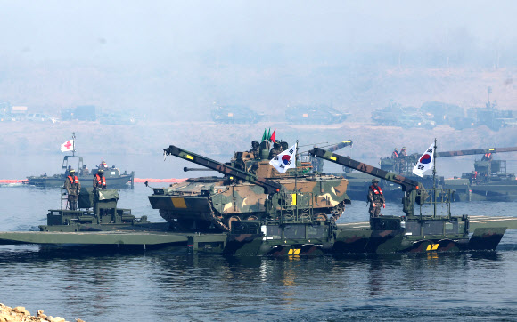 20일 경기도 여주시 연양동 남한강에서 열린 ‘한미 연합 도하 훈련’에서 K21 장갑차가 한국형 자주도하장비 ‘수룡’을 이용해 문교 도하하고 있다.   ‘2025 호국훈련’의 일환으로 열린 이번 훈련에는 육군 제7공병여단과 제11기동사단, 미2사단/한미연합사단 예하 다목적 교량중대 등이 참여했다. 2025.11.20. 연합뉴스