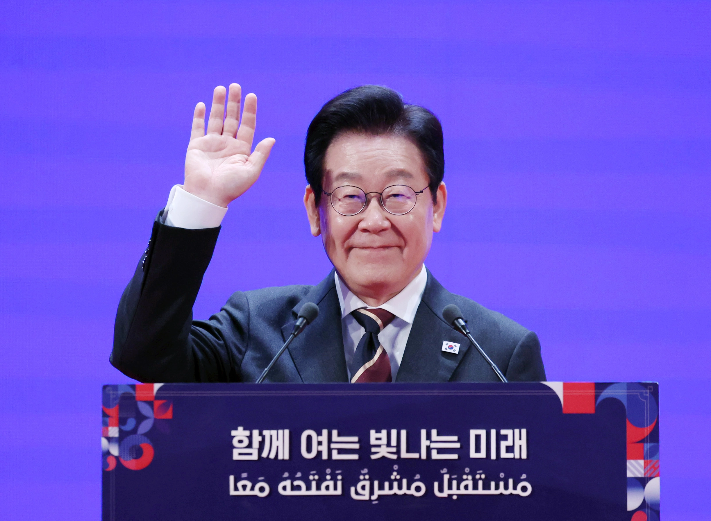 카이로대학교 학생들에게 인사하는 이재명 대통령  이집트를 공식 방문 중인 이재명 대통령이 20일(현지시간) 카이로대학에서 ‘함께 여는 빛나는 미래’를 주제로 연설을 하기 전 참석자들을 향해 인사하고 있다.
카이로 연합뉴스