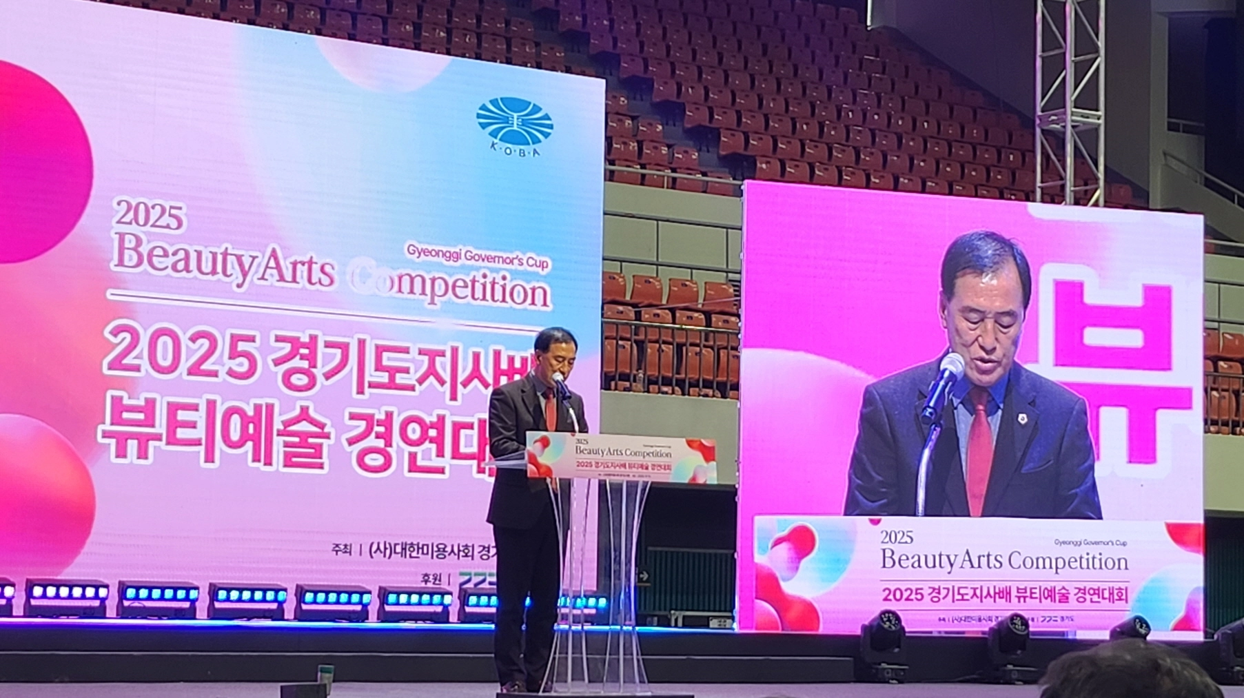 ‘2025 경기도지사배 뷰티예술 경연대회’에서 이제영 위원장이 축사를 하고 있다.(사진=경기도의회)