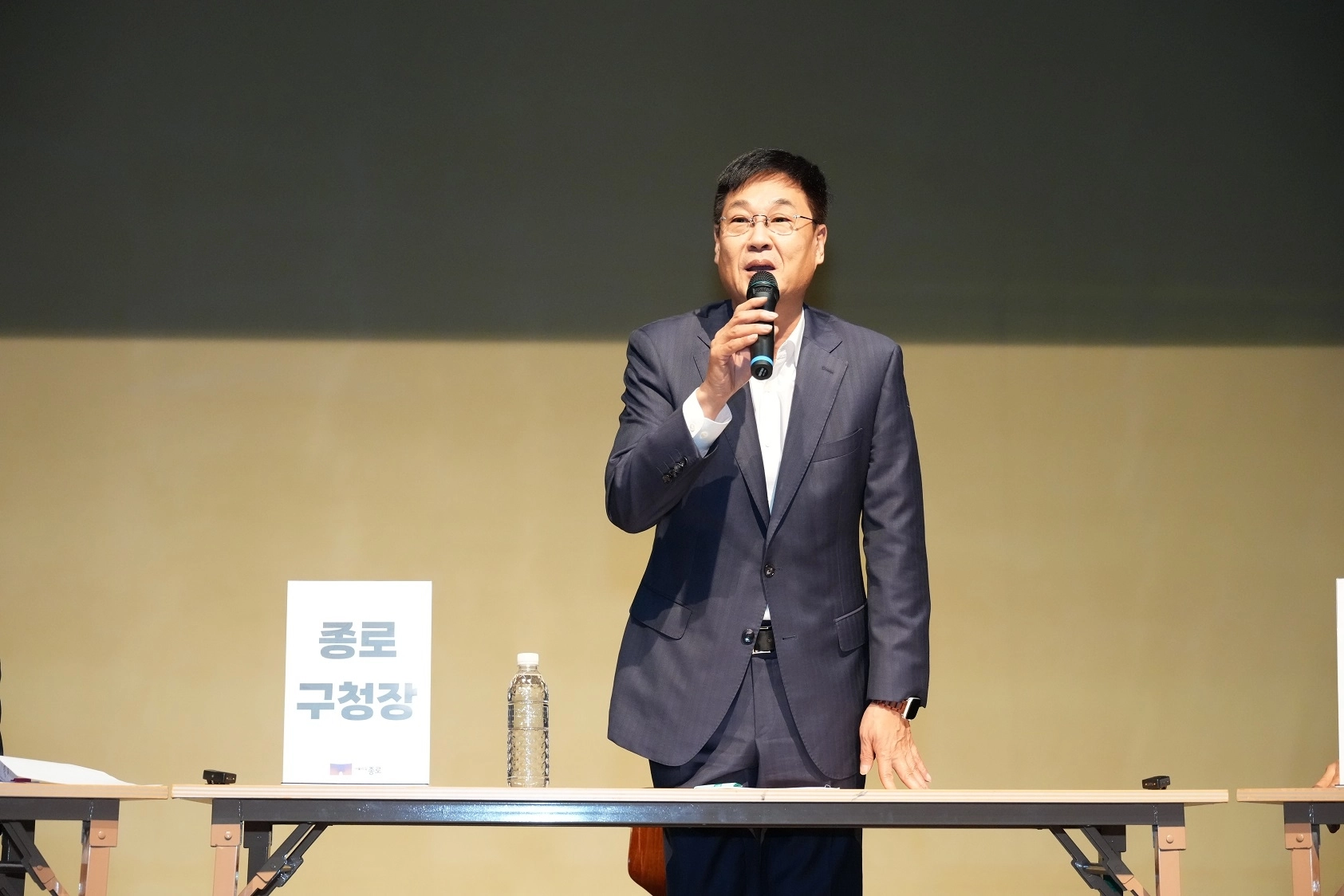 종로 미래도시 공감 토크쇼  정문헌 종로구청장이 ‘종로 미래도시 공감 토크쇼’에서 행촌동 주민들과 대화하고 있다. 
종로구 제공